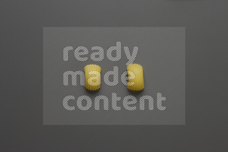 معكرونة هلالية علي خلفية رمادية