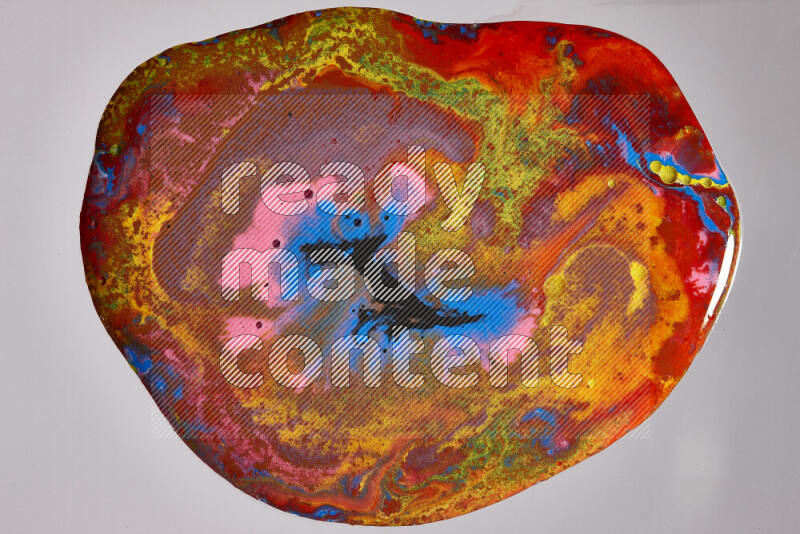 لقطات مقربة لألوان متنوعة تمتزج على خلفية رمادية