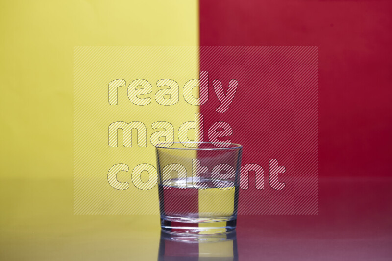 تظهر الصورة أواني زجاجية ممتلئة بالماء موضوعة على خلفية من اللونين الأصفر والأحمر