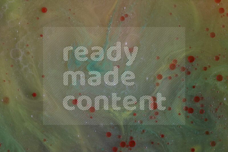 تلتقط الصورة تناثرا للطلاء الأحمر علي خلفية خضراء