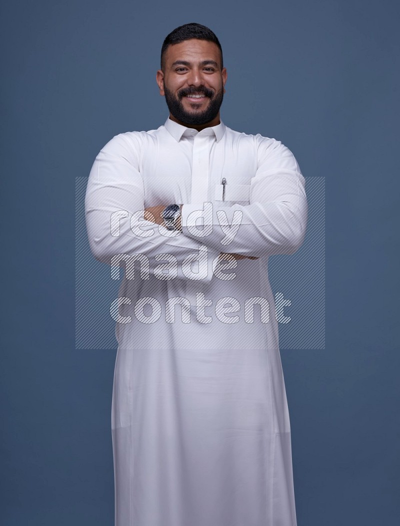 رجل سعودي يرتدي ثوب ابيض ويقف بأوضاع مختلفه