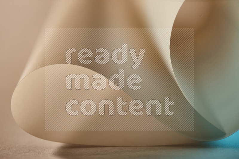 فن تجريدي يعرض منحنيات وتدرجات اللون الأزرق والذهبي مكونه بضوء ملون