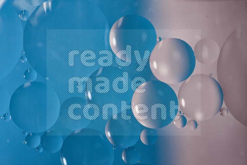 لقطات مقربة لفقاعات من الزيت على سطح الماء باللون الأبيض والأزرق