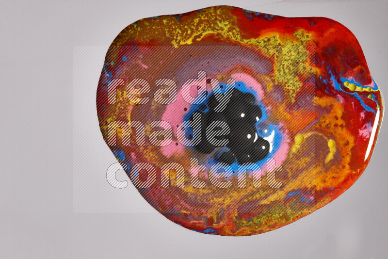 لقطات مقربة لألوان متنوعة تمتزج على خلفية رمادية