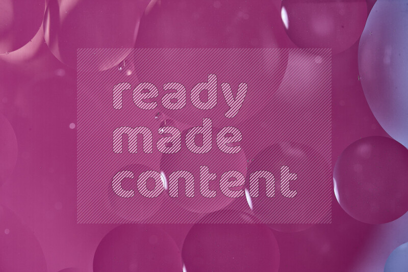 لقطات مقربة لفقاعات من الزيت على سطح الماء باللون الأبيض والوردي