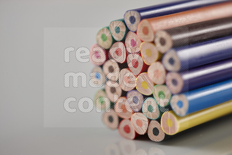 مجموعة من أقلام التلوين على خلفية رمادية