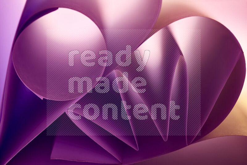 عرض فني لطيات الورق تخلق مزيج من الأشكال الهندسية، مضاءة بإضاءة ناعمة بدرجات اللون الارجواني