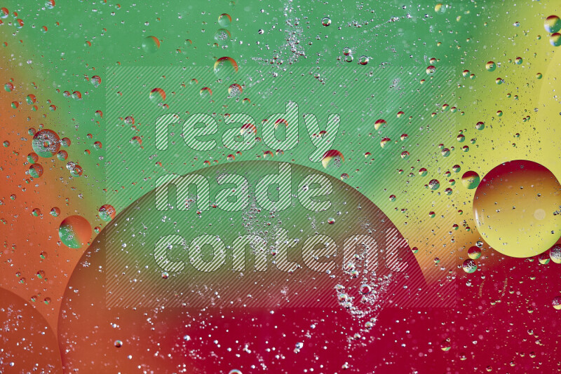 لقطات مقربة لفقاعات من الزيت على سطح الماء بألوان متنوعة