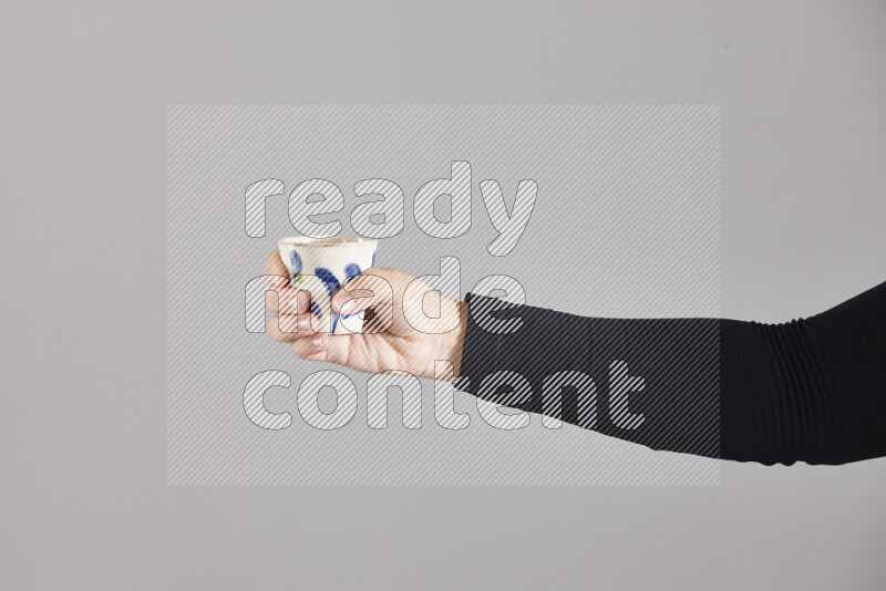 امرأة ترتدي عباءة سوداء تحمل أدوات فخارية مختلفة في أوضاع متعددة