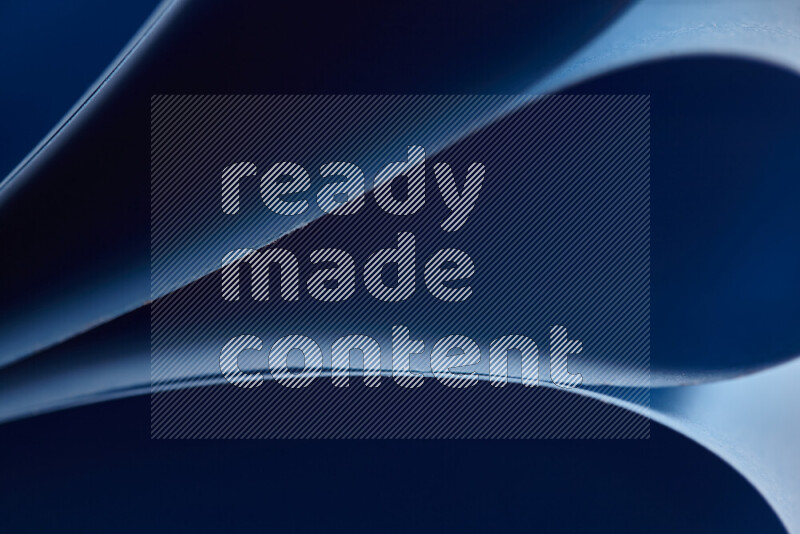 فن تجريدي يعرض المنحنيات المرتبة للأوراق باللون الأزرق