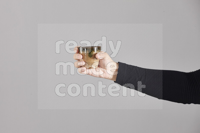 امرأة ترتدي عباءة سوداء تحمل أدوات فخارية مختلفة في أوضاع متعددة