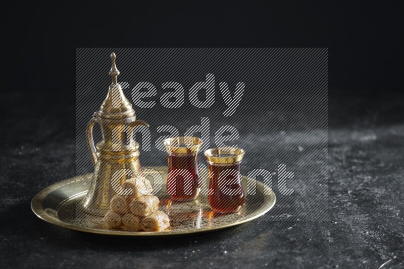 جلاش مع مشروب ساخن على صينية معدنية