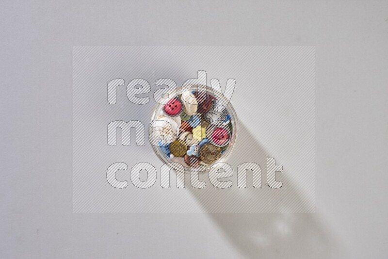 أزرار متنوعة مختلطة على خلفية رمادية