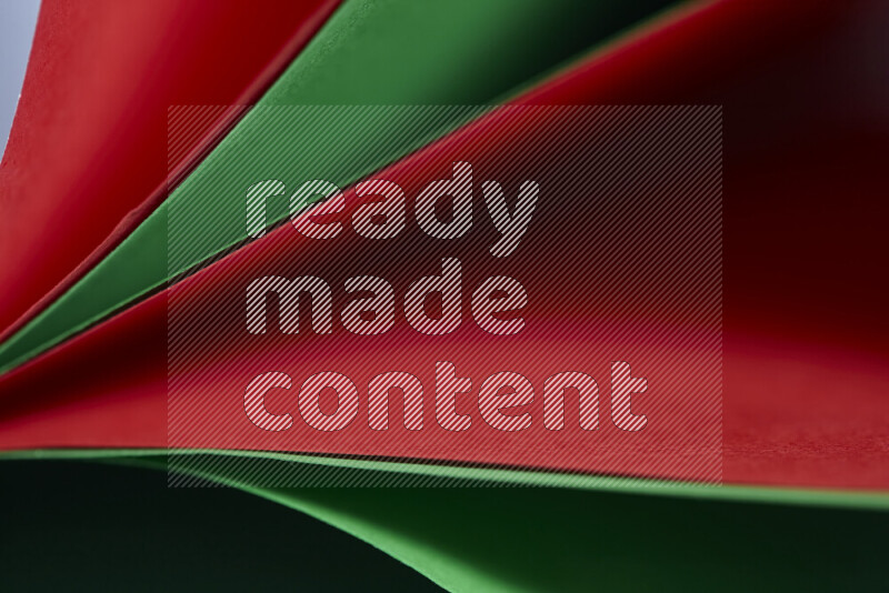 فن تجريدي يعرض المنحنيات المرتبة للأوراق باللون الأحمر والأخضر