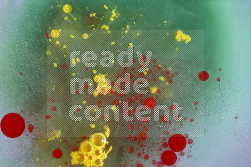 تلتقط الصورة تناثرا للطلاء الأحمر والأخضر والأصفر علي الخلفية