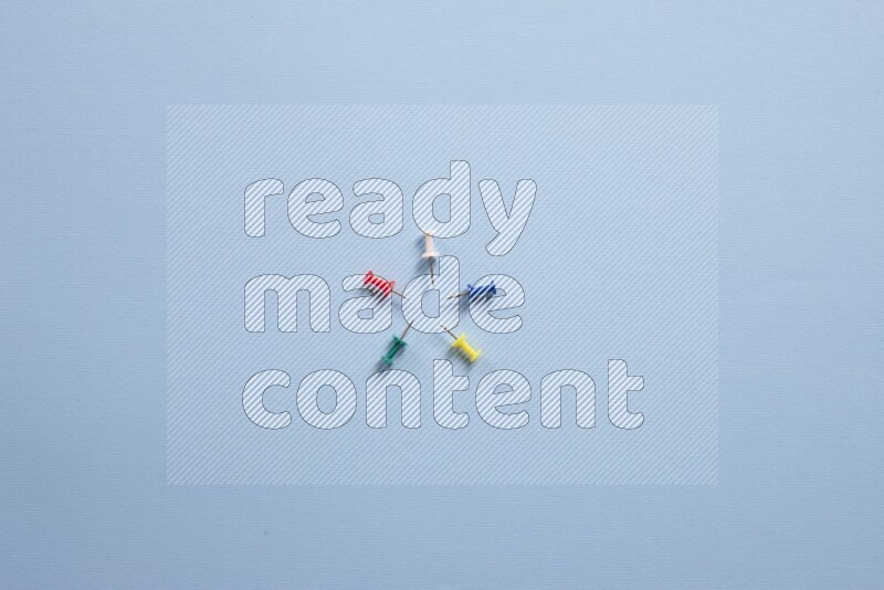 أدوات مدرسة مختلفة علي خلفية زرقاء