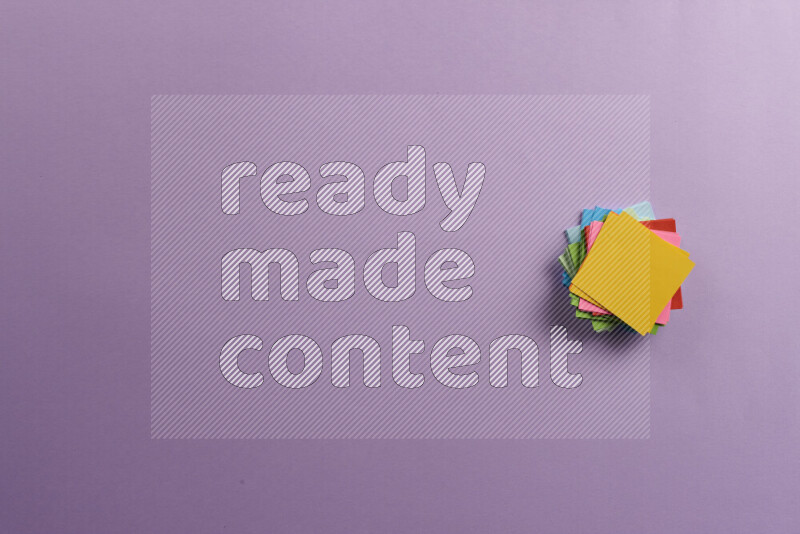 ورق ملاحظات متعدد الألوان مع مستلزمات مدرسية على خلفية أرجوانية