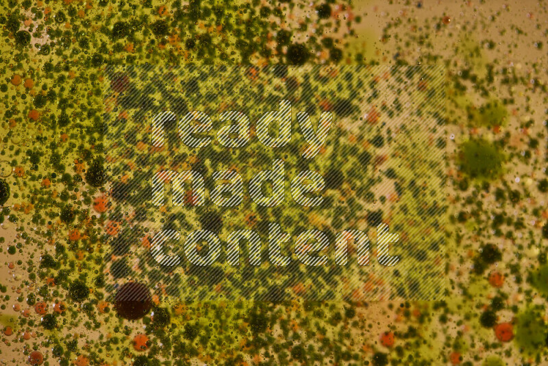 لقطات مقربة لقطرات ألوان مائية خضراء وسوداء وحمراء على سطح الزيت على خلفية صفراء