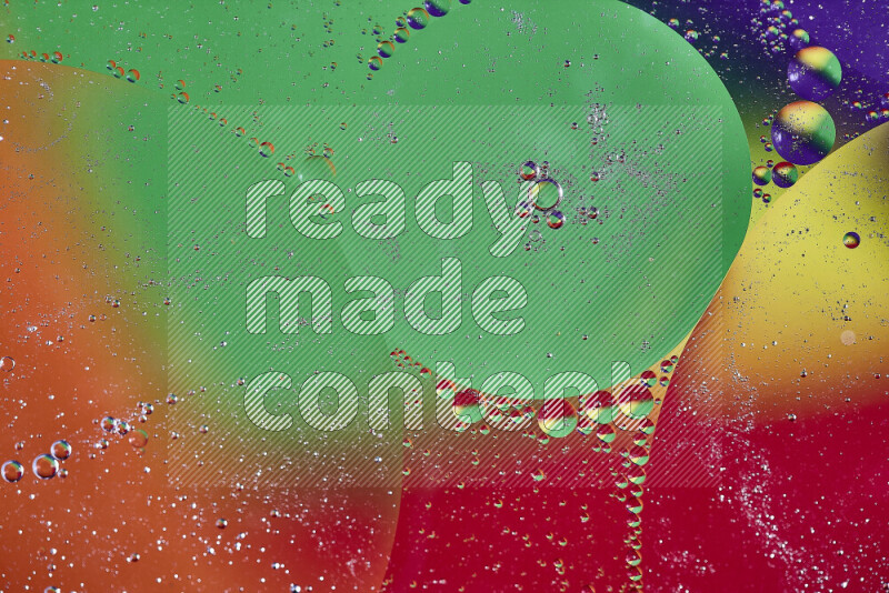 لقطات مقربة لفقاعات من الزيت على سطح الماء بألوان متنوعة