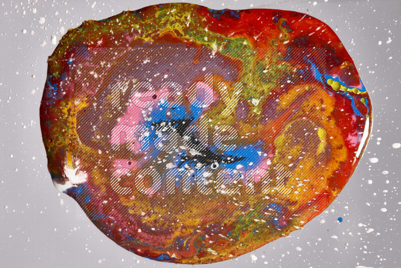 لقطات مقربة لألوان متنوعة تمتزج على خلفية رمادية