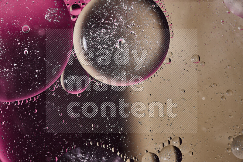 لقطات مقربة لفقاعات من الزيت على سطح الماء باللون الوردي والبني