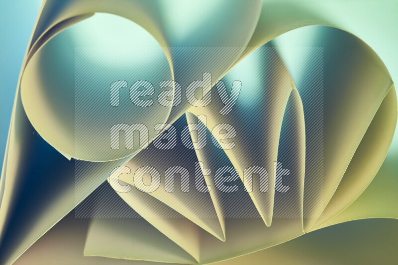 عرض فني لطيات الورق تخلق مزيج من الأشكال الهندسية، مضاءة بإضاءة ناعمة بدرجات اللون الأخضر والالوان الدافئة