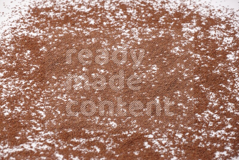 بذور حب الرشاد متناثرة علي خلفية بيضاء