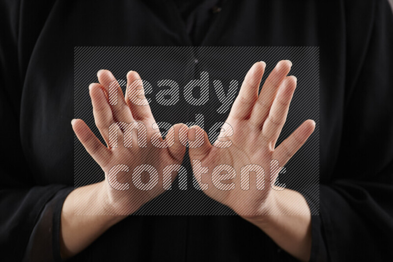 امرأة تشير بيديها بلغة الإشارات المختلفة