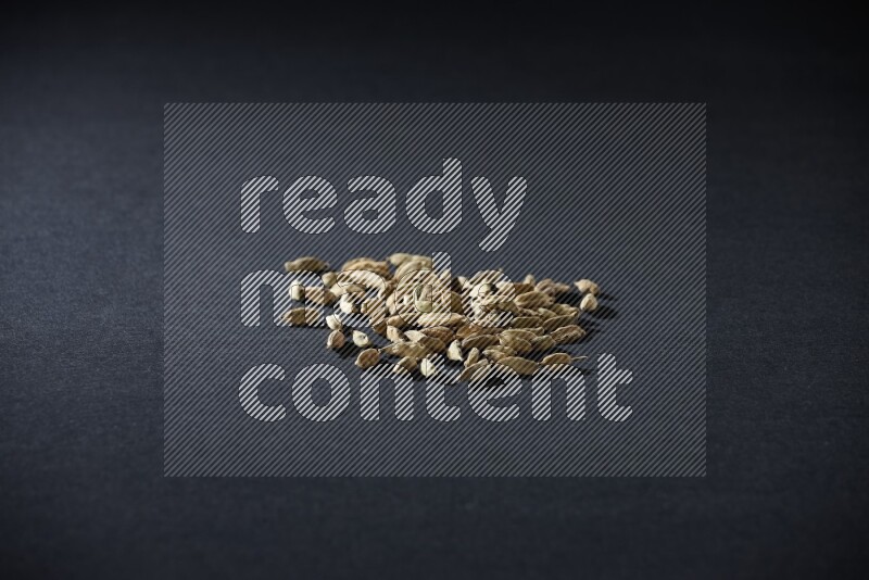 حبوب الهيل علي خلفية سوداء