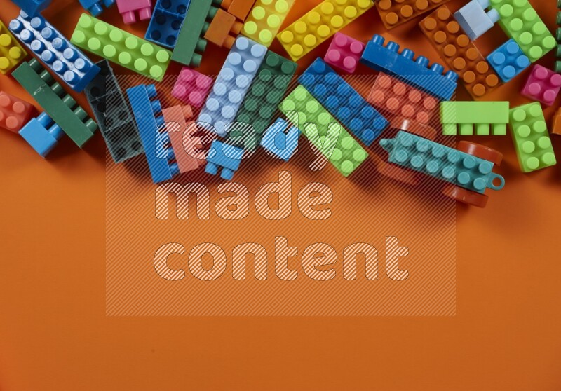 مكعبات بناء بلاستيكية متعددة الألوان على خلفيات مختلفة (ألعاب أطفال)