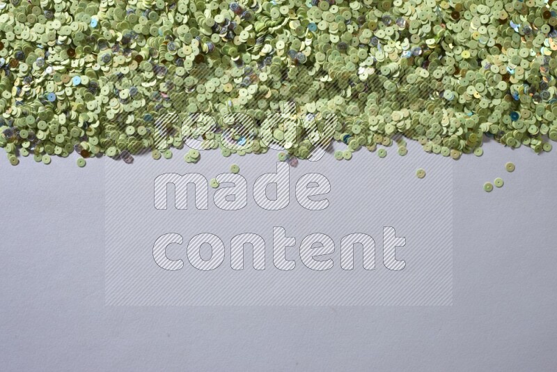 ترتر مسطح متعدد الألوان على خلفية رمادية