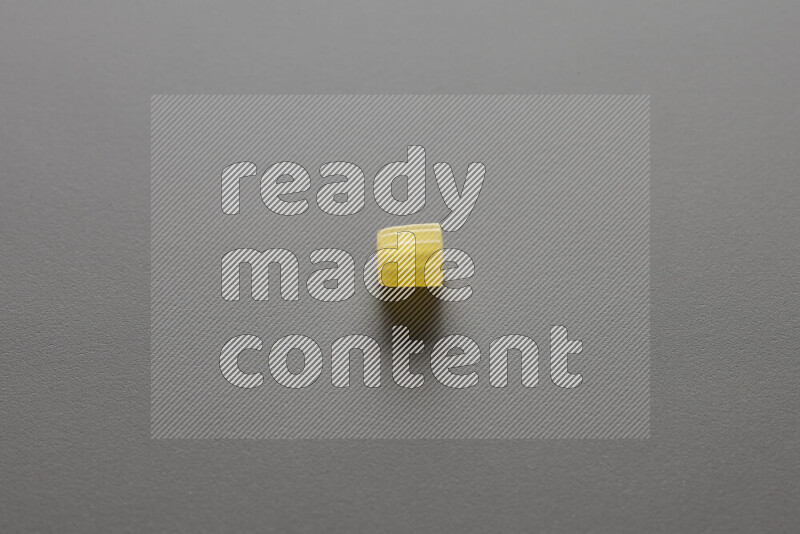 معكرونة مرمرية علي خلفية رمادية