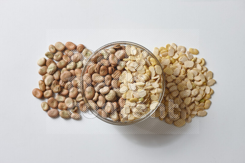 فول كامل الحبة و فول مدشوش علي خلفية بيضاء