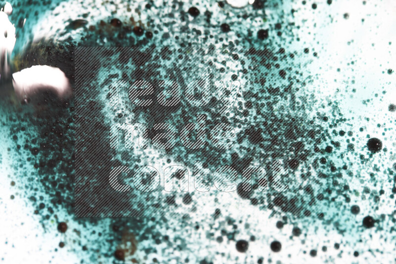 لقطات مقربة لقطرات ألوان مائية خضراء على سطح الزيت على خلفية بيضاء