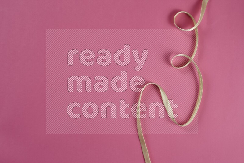 مجموعة من أدوات الخياطة والتفصيل خضراء وزهرية اللون على خلفية زهرية