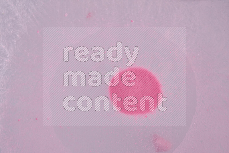 تلتقط الصورة تناثرا للطلاء الوردي علي خلفية بيضاء