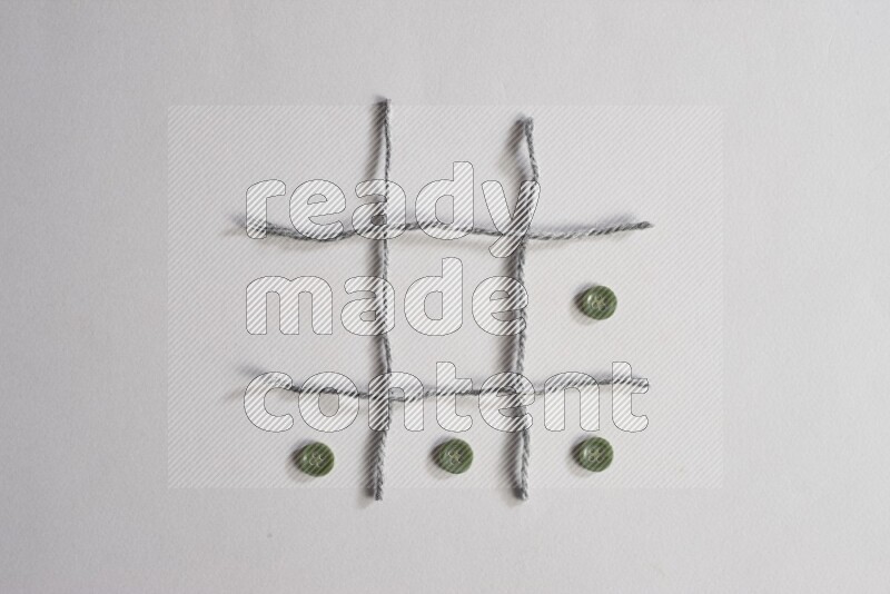 أزرار خضراء موضوعة علي خلفية رمادية