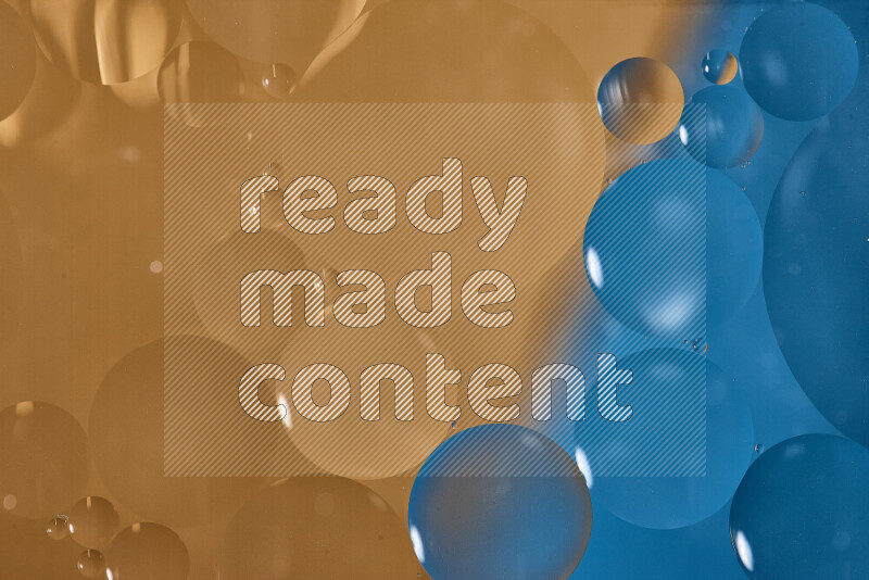 لقطات مقربة لفقاعات من الزيت على سطح الماء باللون الأزرق والبرتقالي