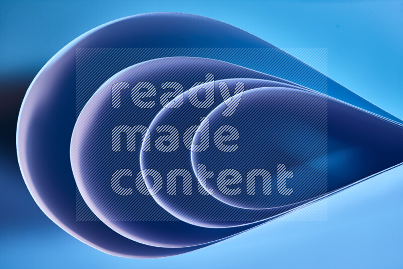 فن تجريدي لورق مطوي على شكل منحنيات ناعمة بتدرجات اللون الأزرق