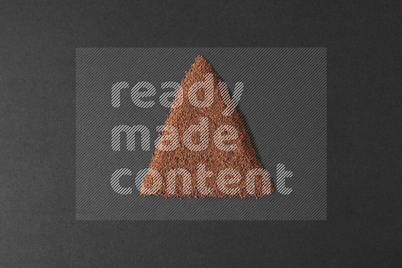 بذور حب الرشاد علي شكل مثلث علي خلفية سوداء