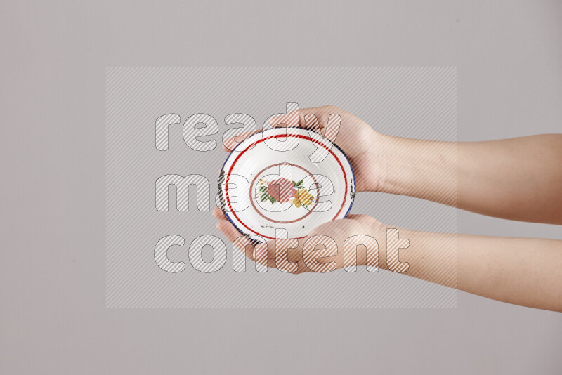 امرأة تحمل بيديها أدوات معدنية مختلفة في أوضاع متعددة