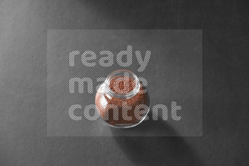 حب الرشاد في وعاء زجاجي علي خلفية سوداء