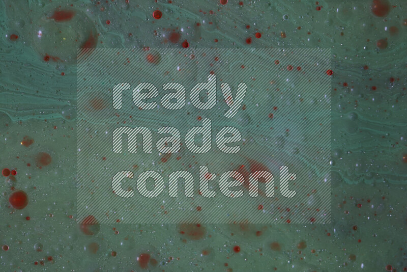 تلتقط الصورة تناثرا للطلاء الأحمر علي خلفية خضراء