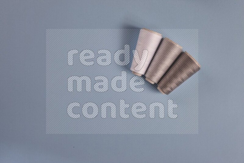 مجموعة من أدوات الخياطة والتفصيل رمادية اللون على خلفية زرقاء