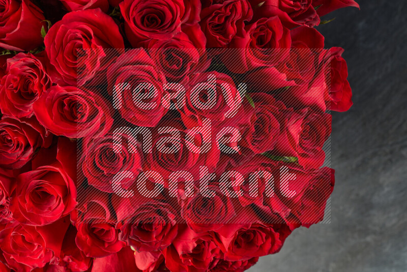 باقة فاخرة من الورود الحمراء على خلفية من الرخام الأسود