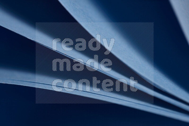 فن تجريدي يعرض المنحنيات المرتبة للأوراق باللون الأزرق