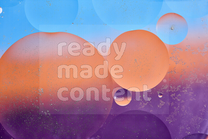 لقطات مقربة لفقاعات من الزيت على سطح الماء باللون الأزرق والبرتقالي والأرجواني