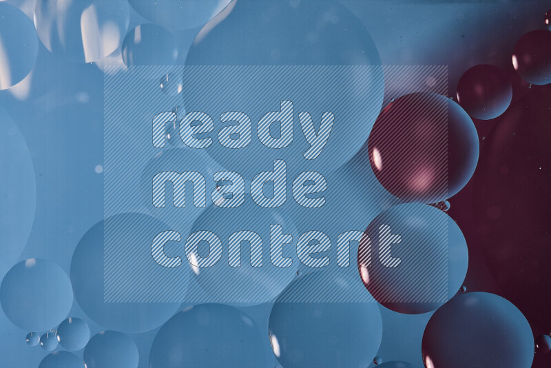 لقطات مقربة لفقاعات من الزيت على سطح الماء باللون الأزرق والأرجواني