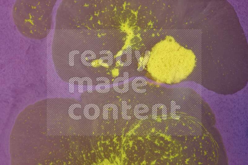 تظهر الصورة أشكال مختلفة من تداخلات اللون الأرجواني والأصفر