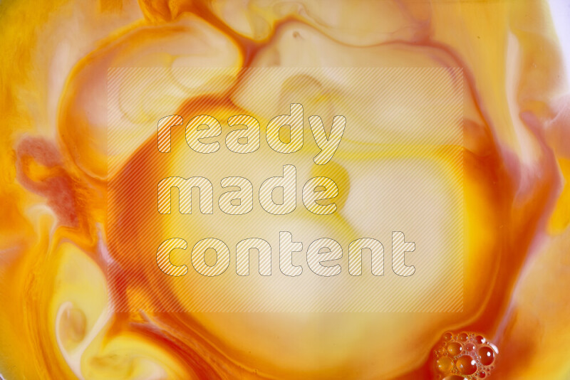 لقطة مقربة لأنماط دوامية باللون البرتقالي والأحمر والأبيض